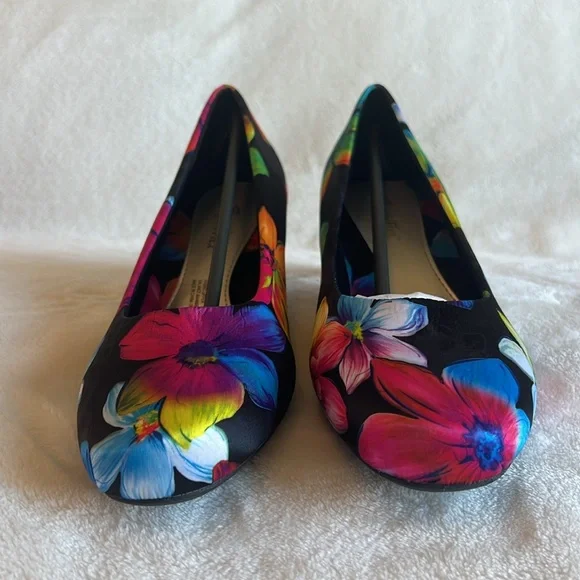 NWOT, 9 wide, Angel Flex Black Floral Closed , Round Toe Pumps Shoes. - Picture 3 of 14